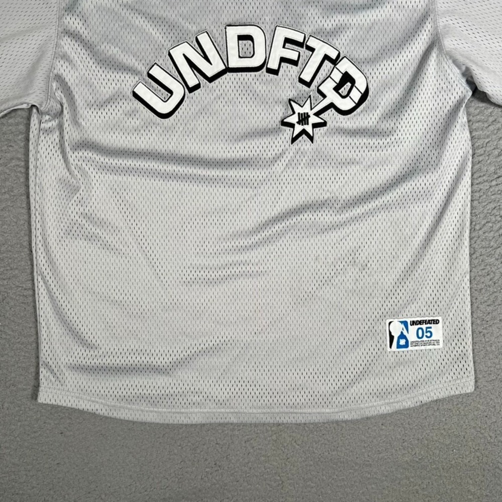 Undefeated Shirt Mens Medium Gray Jersey Casual Preppy Streetwear Spellout‎ Logo - Picture 3 of 11